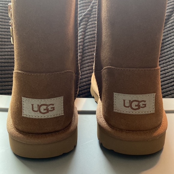 UGG Kid’s Bailey Zip Short Boot - Picture 5 of 7